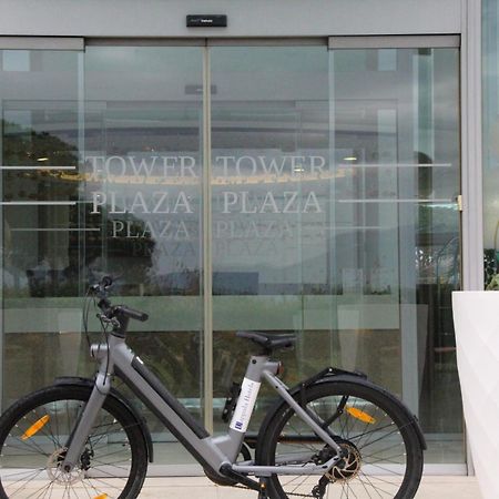Hotel Pisa Tower Plaza Exteriér fotografie A bicycle at the entrance of a shopping mall