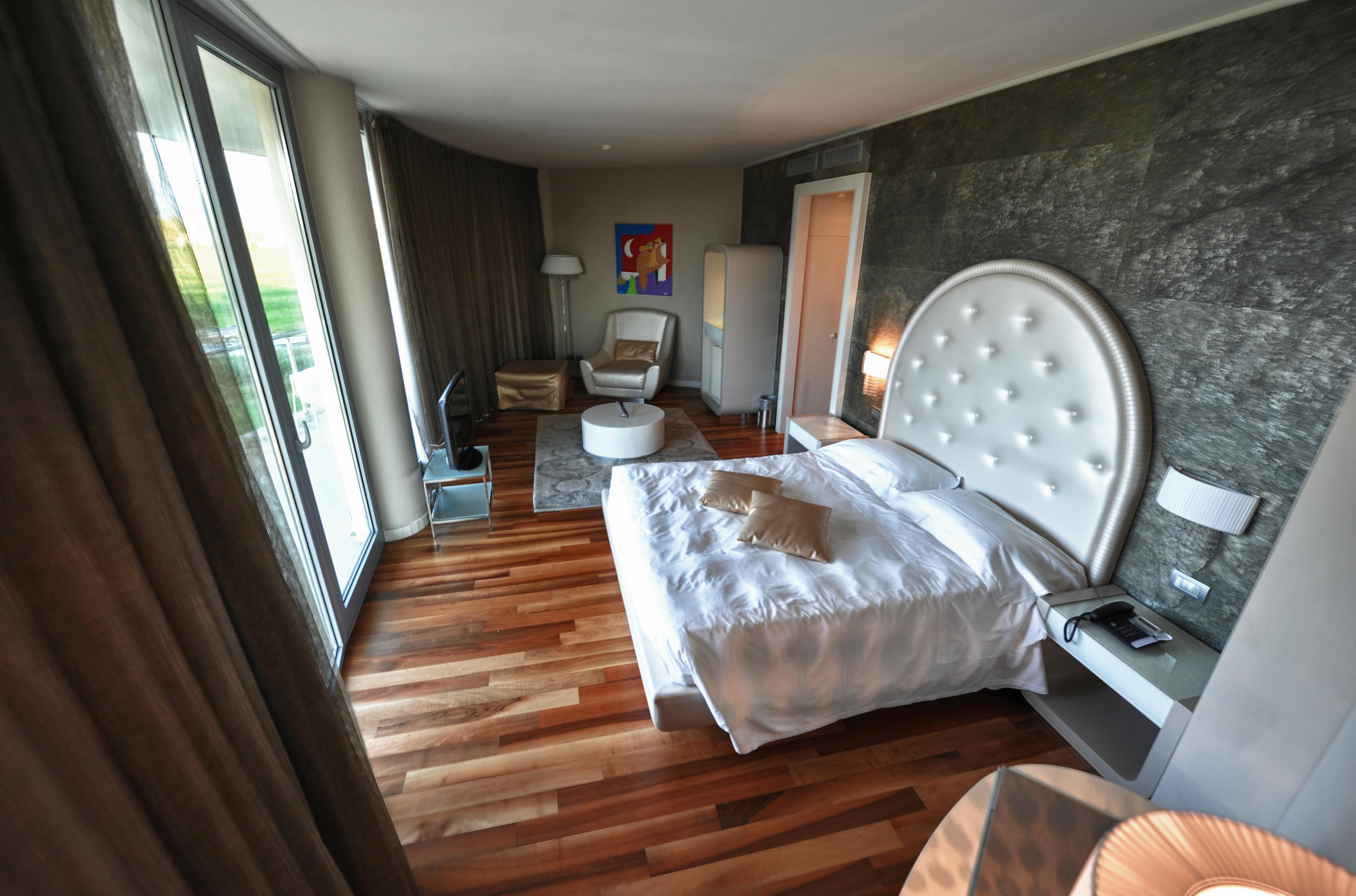Hotel Pisa Tower Plaza Exteriér fotografie A room at the hotel