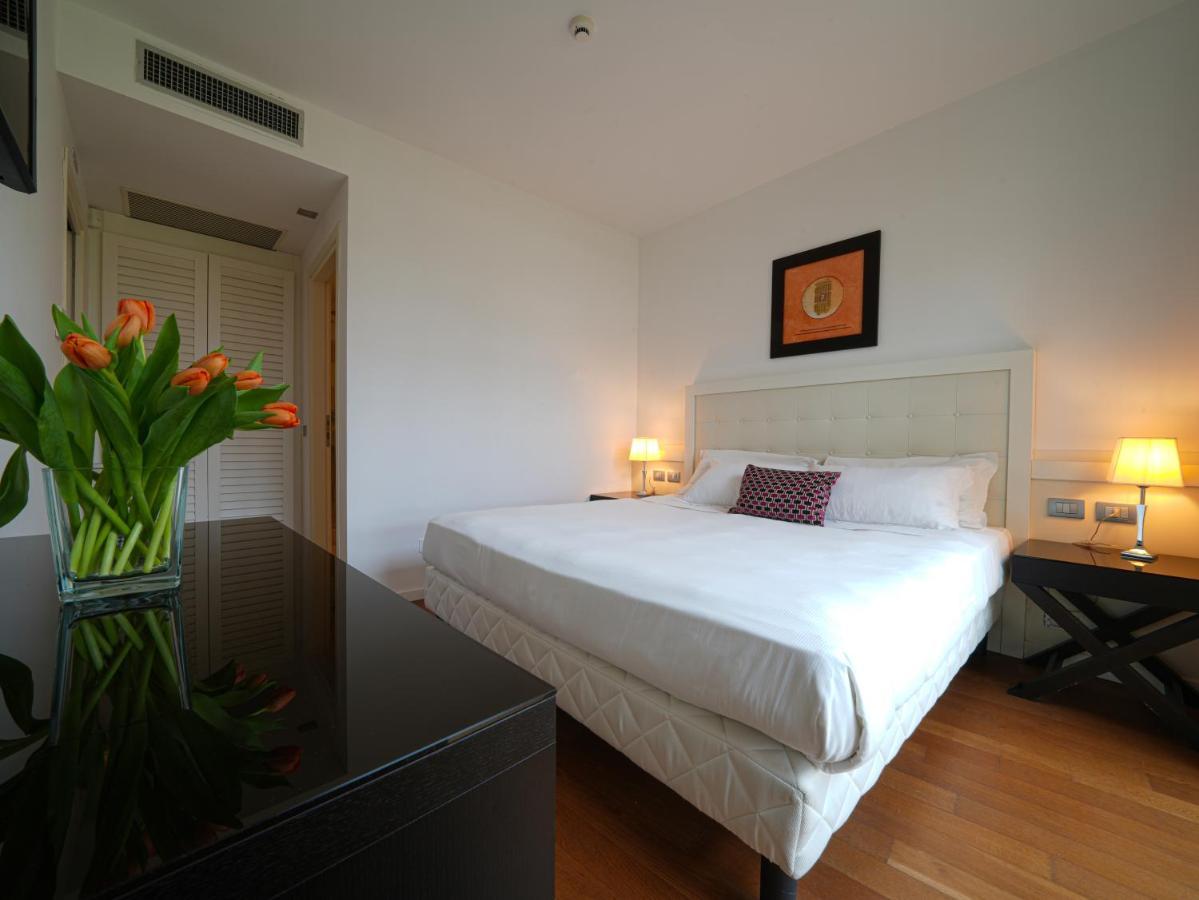 Hotel Pisa Tower Plaza Exteriér fotografie A bedroom at the hotel
