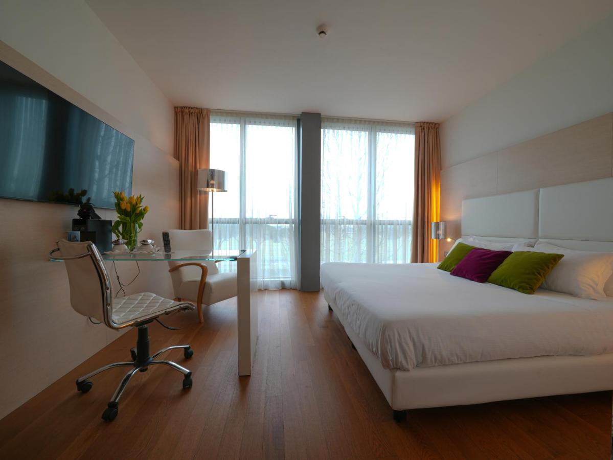 Hotel Pisa Tower Plaza Exteriér fotografie A typical room at the hotel