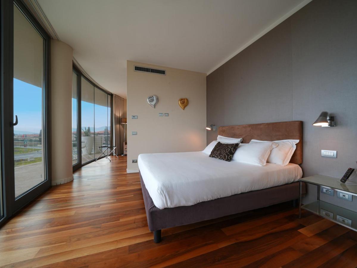 Hotel Pisa Tower Plaza Exteriér fotografie A bedroom at the hotel