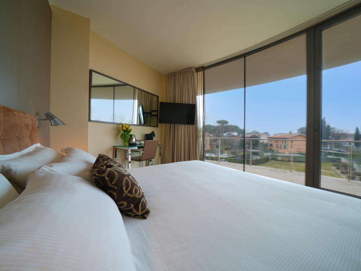 Hotel Pisa Tower Plaza Exteriér fotografie A room at the hotel