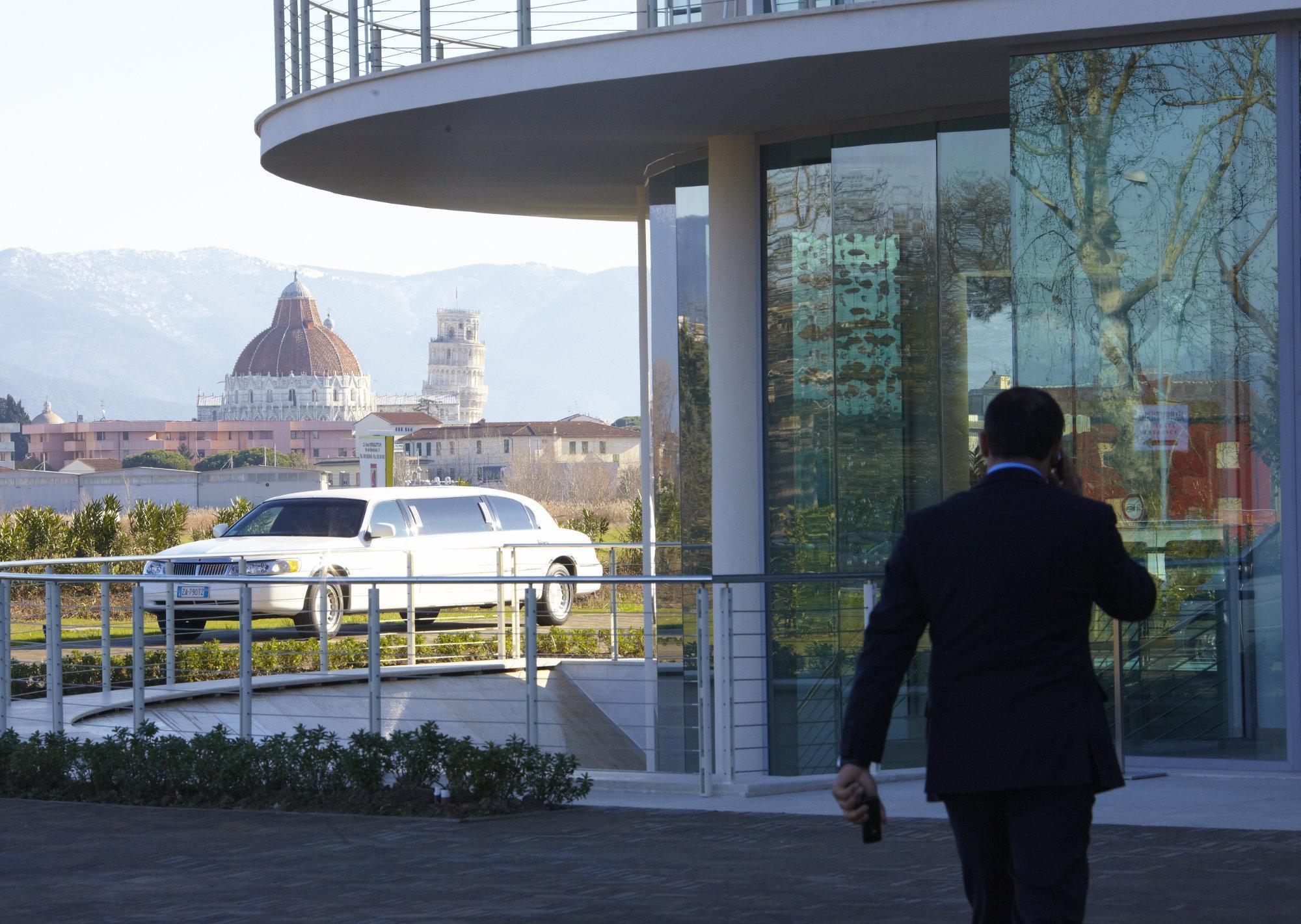Hotel Pisa Tower Plaza Exteriér fotografie A chauffeur in Italy